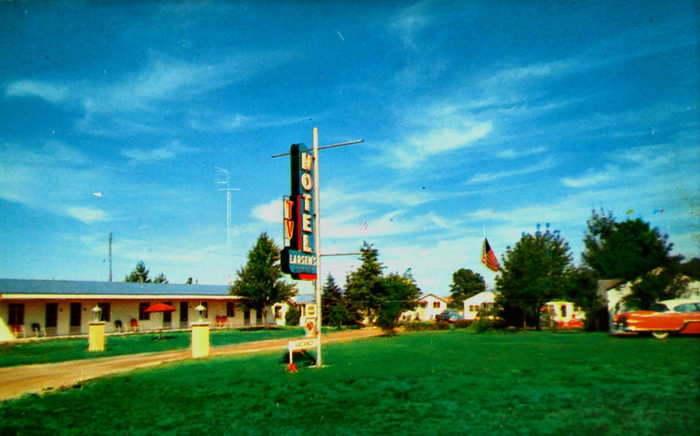Nova Motel (Larsens Tourist Court) - Old Postcard